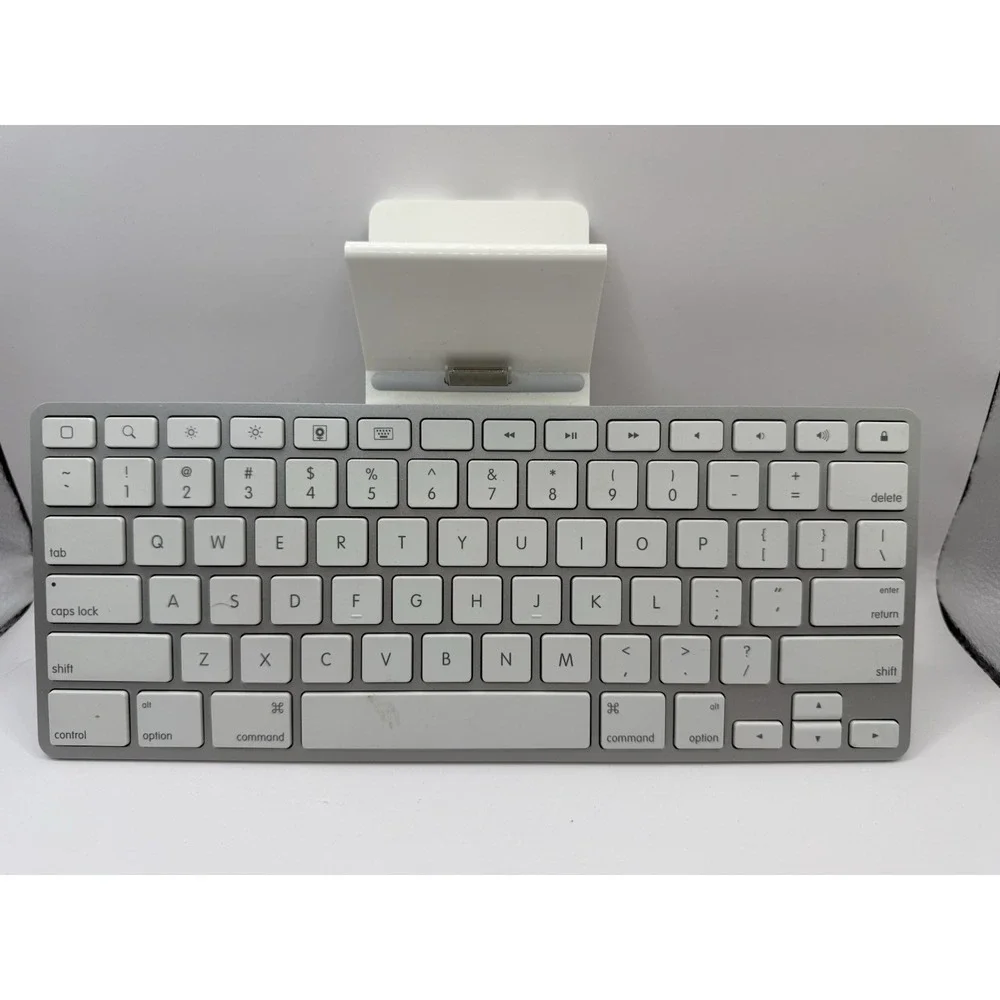 Apple Keyboard Dock A1359 for iPad 1st 2nd 3rd Gen iPhone 2,3,4 30-pin connector